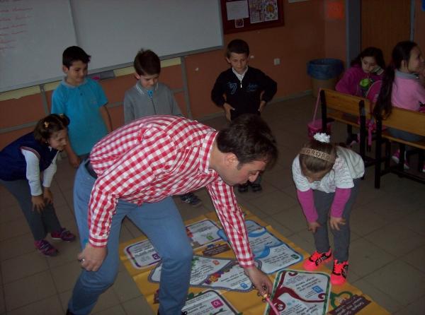 Öğrencilerimize çocuk hakları oyun yoluyla öğretildi.