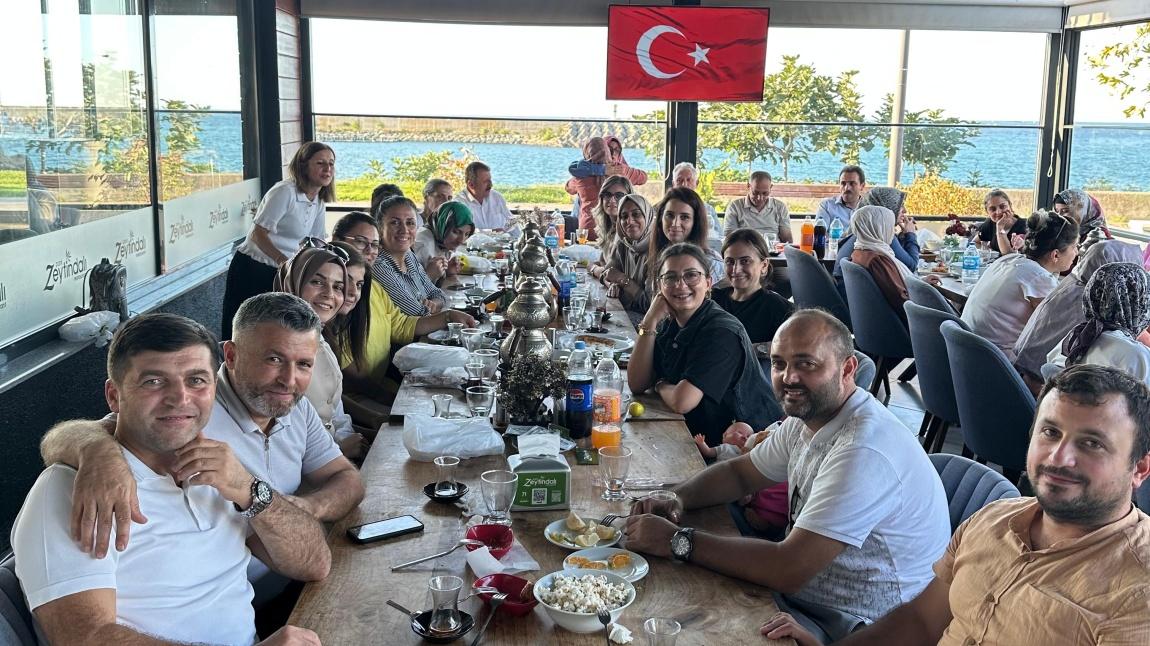 OKULUMUZDAN AYRILAN ÖĞRETMEN VE PERSONELİMİZE PLAKET TAKDİM ETTİK.
