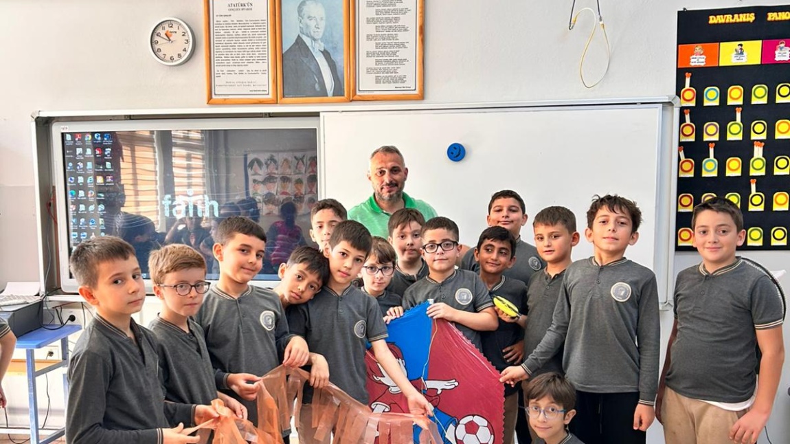 4-A SINIFI UÇURTMA YAPIMINI VELİ KATILIMI İLE GERÇEKLEŞTİRDİ.